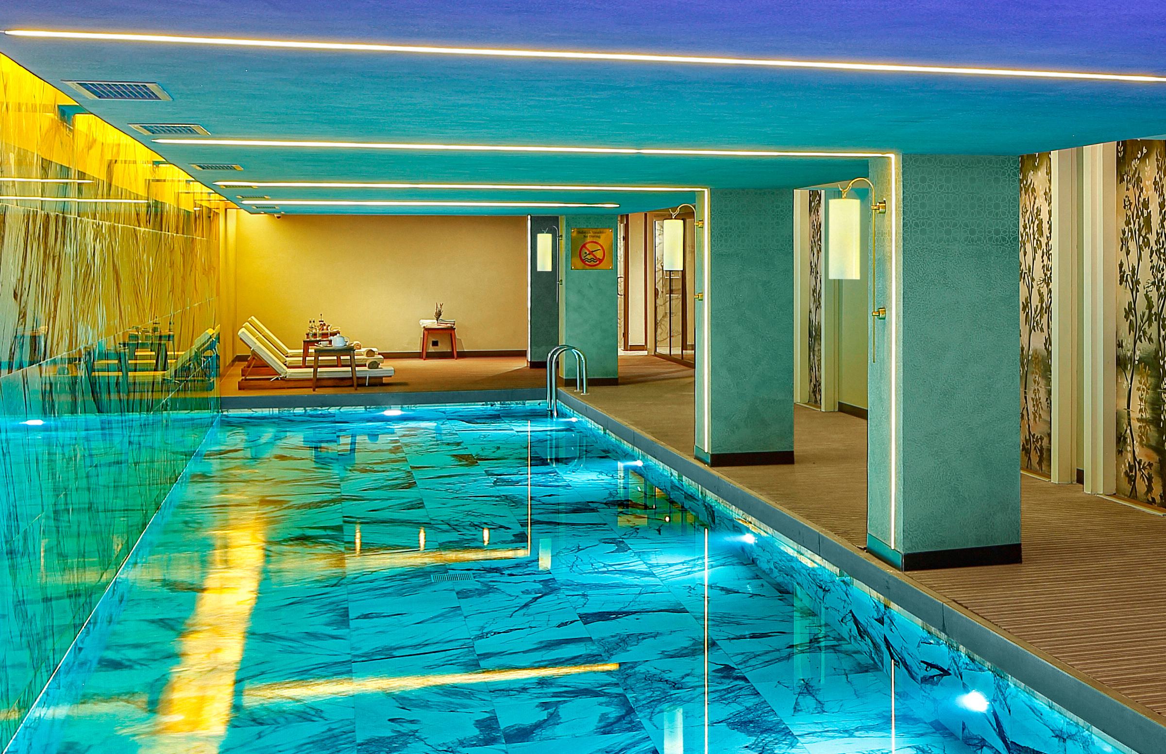 فندق Wanda Vista اسطنبول المظهر الخارجي الصورة The swimming pool at the Mandarin Oriental, Munich