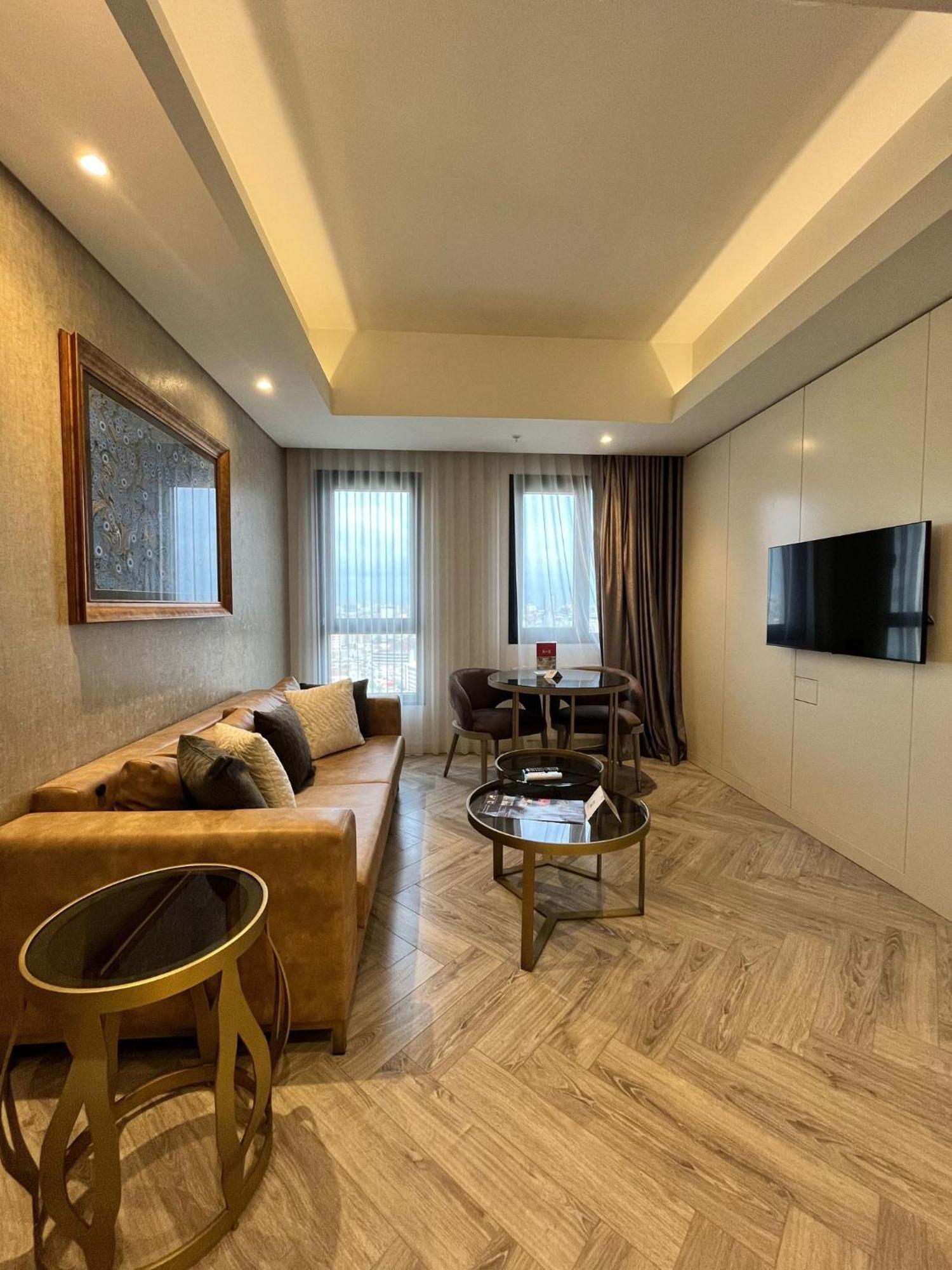 فندق Wanda Vista اسطنبول المظهر الخارجي الصورة A living room in a 1-bedroom apartment at The Ritz-Carlton, Chengdu